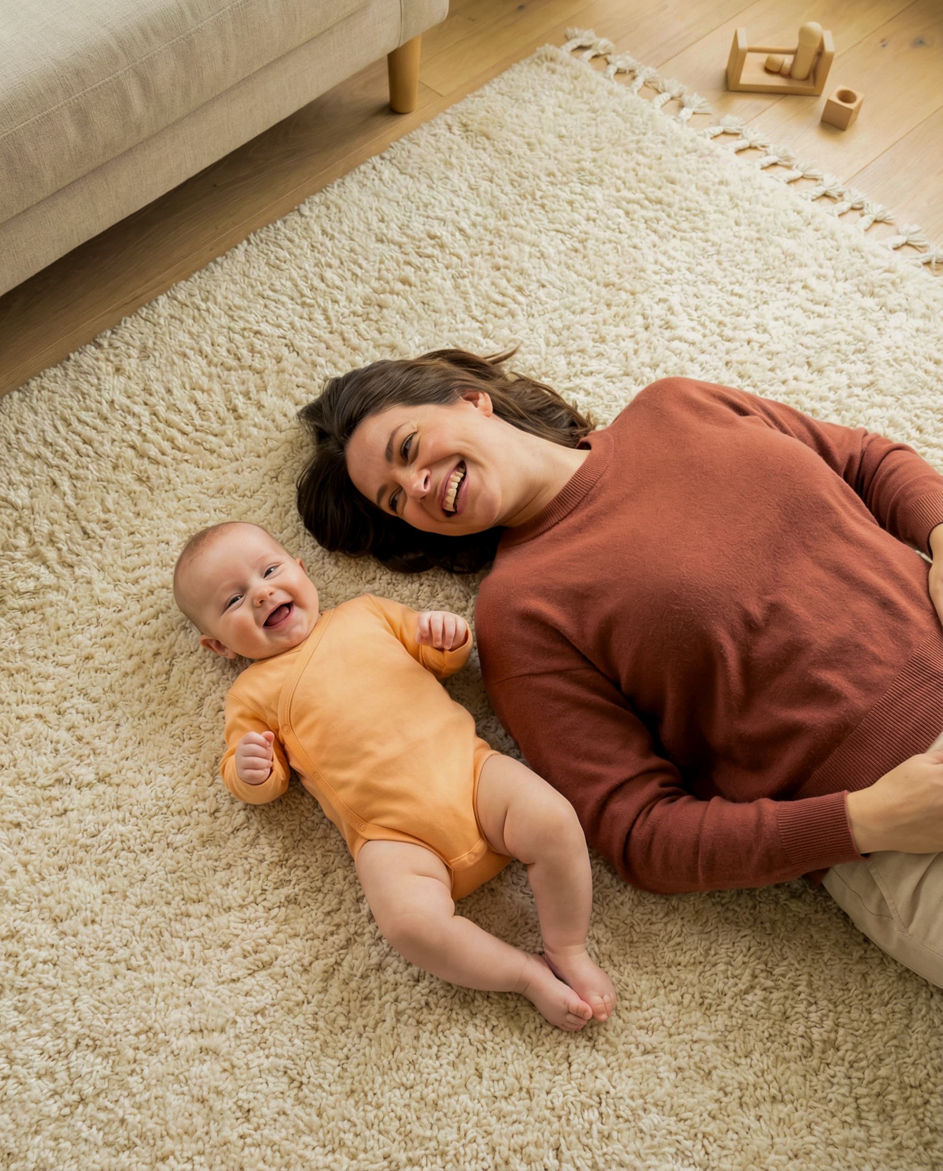 Mãe e bebê descansando juntos em casa