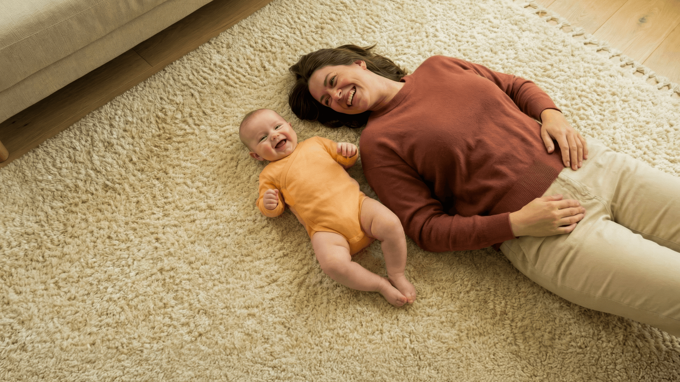 Mãe e bebê juntos em casa